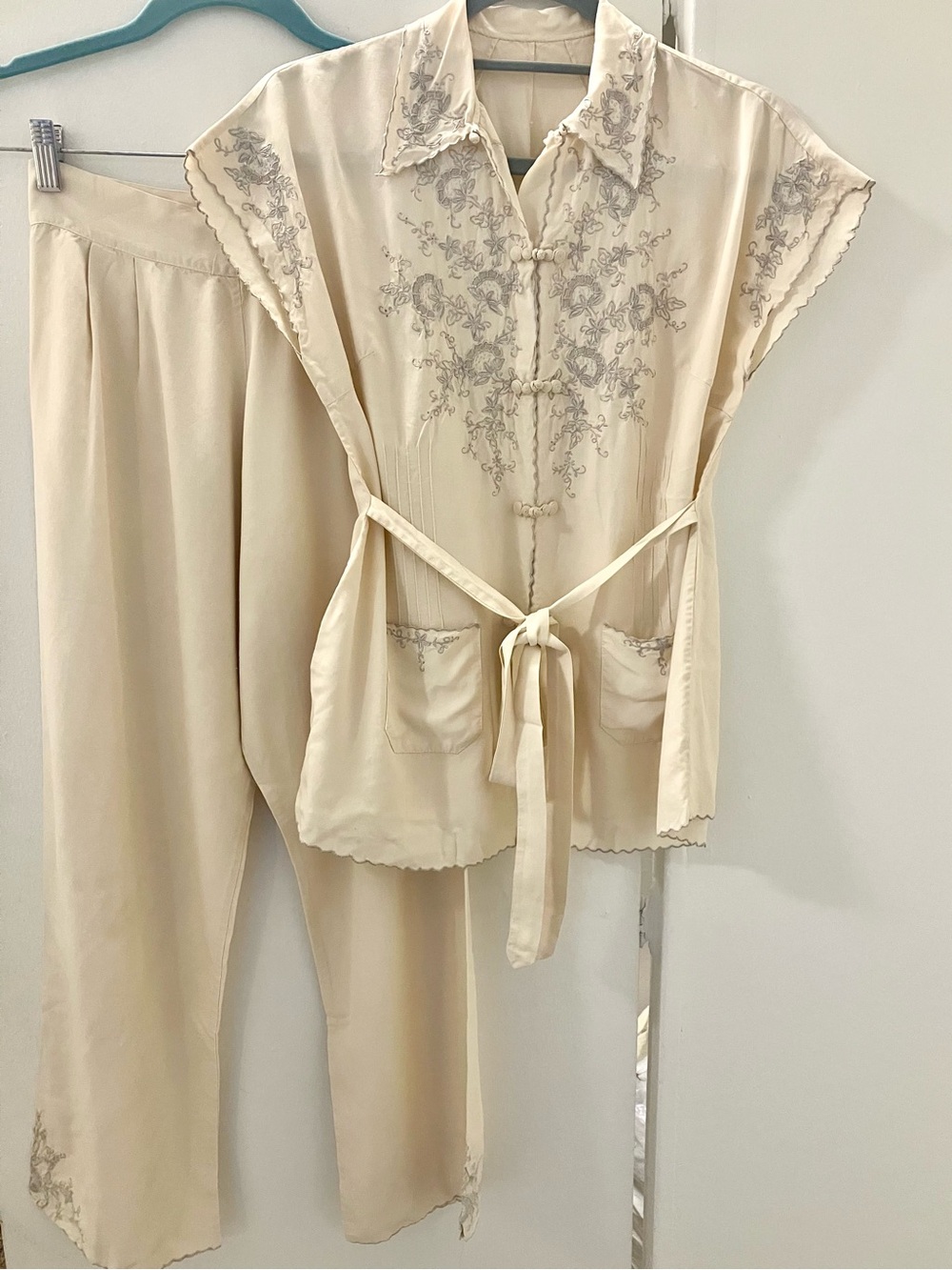 Vintage 40s 50s Ivory Blue Embroidered Chinese Silk Pajamas Set Womens XXS XS
